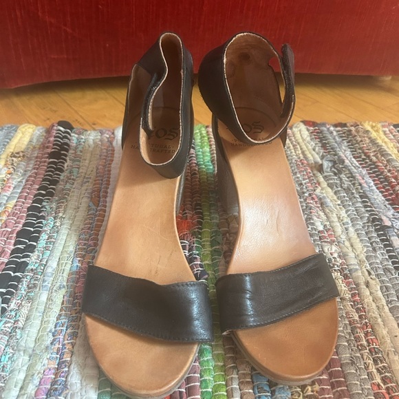 eos Shoes - EOS Black and Tan Leather Sandals 39/8.5
